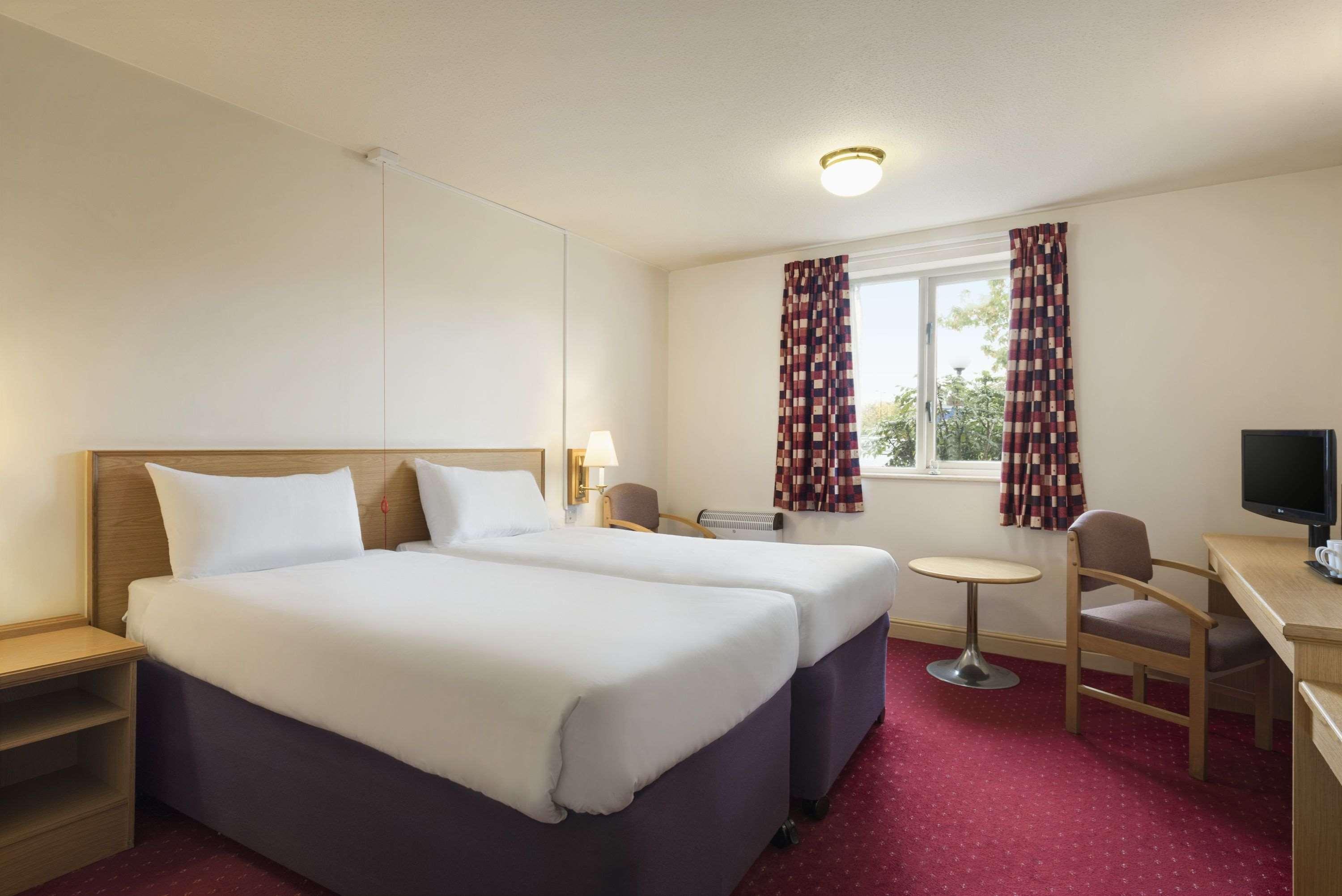 Days Inn Tewkesbury Strensham Экстерьер фото