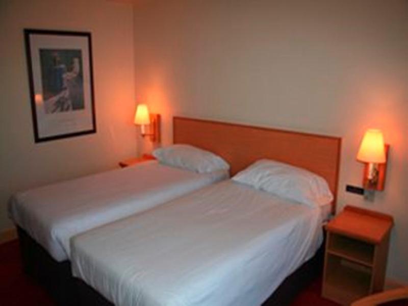 Days Inn Tewkesbury Strensham Экстерьер фото